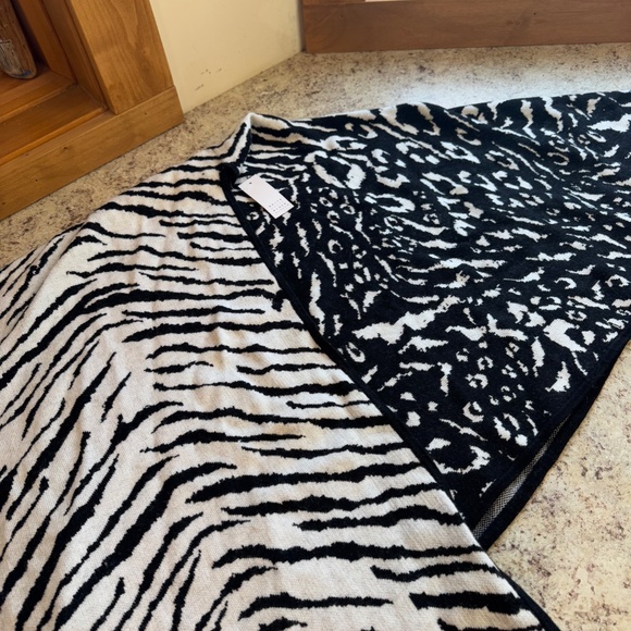WHITE HOUSE BLACK MARKET BLACK AND WHITE ANIMAL PRINT MIX ONE SIZE FITS ALL WRAP - Picture 9 of 16